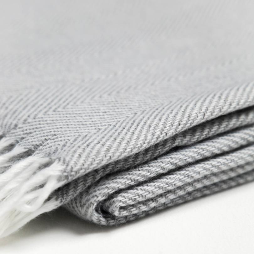 Плед Милан с бахромой Влади, белый-т.серый-рап 1, В10